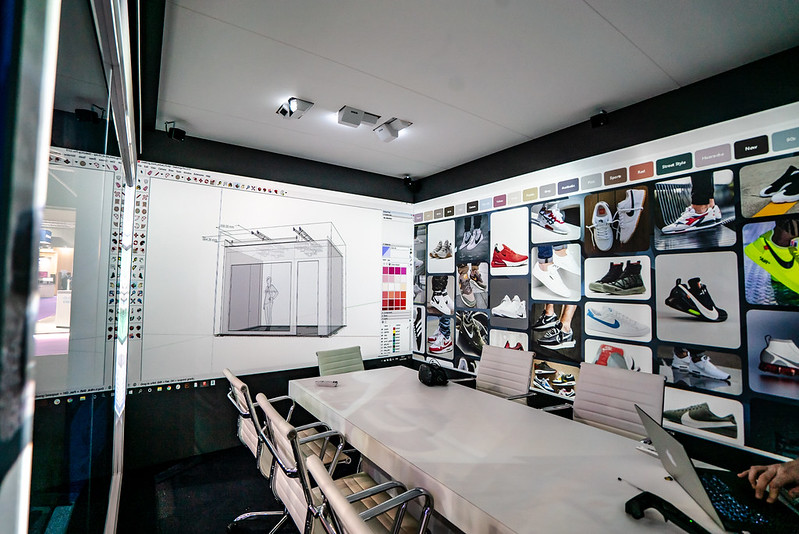 Shoe business using Igloo immersive technology in meeting room