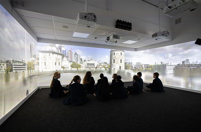 Going “above and beyond” in primary education using an immersive classroom